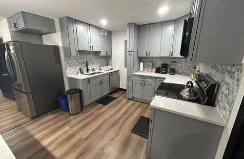 Addison House | 3BR Sleeps 12, 9 Parking Spots, 20 Min to O’Hare