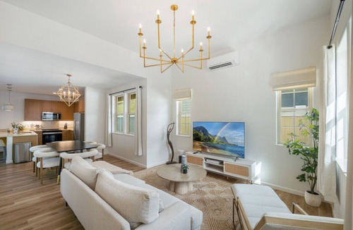 Makaha Valley House | 4 BDRM, Near beach, Free Prking, HotTub, Pool, Gym