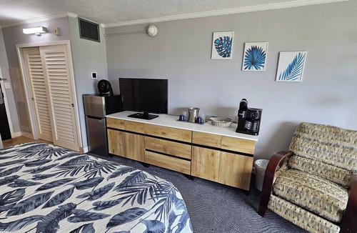 Hanamaulu Resort | 4 Star Beach Front Hotel Resort, Lanai Ocean View, one minute walk to the beach