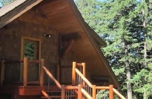 Viola Apartment | 550 sq. ft. private suite on the upper floor of an amazing modern log home.