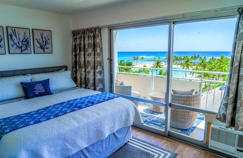 Waikiki Apartment | 643 · Beachfront Condo Ilikai Collection # 11. Sleeps 6.