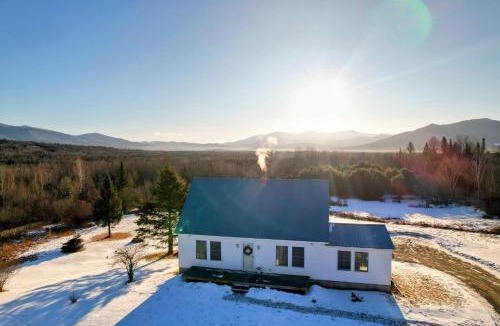 Whitefield House | 64J Stunning sunsets, just 20 mins to Bretton Woods. Hot Tub, Foosball, AC, dog friendly!