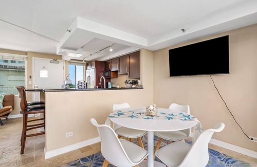 Diamond Head - Kapahulu - St. Louis Apartment | 8th Floor Gold Coast 1 Bedroom with Great Views, Kitchen & Den