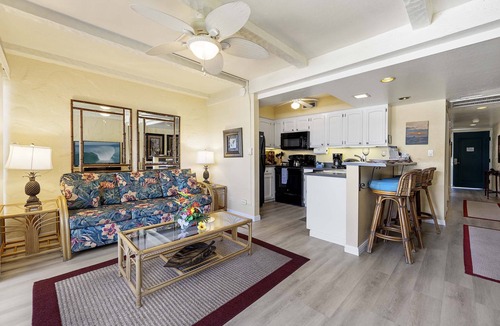 Kailua-Kona Condo | 🏖️Across from Oceanfront Pool | 1BR Kona Condo w/AC