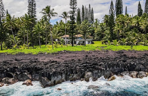 Kapoho House | 🌴 Ah-mazing Oceanfront Luxury Retreat 🌊 private pool, black sand beach, pond, AC