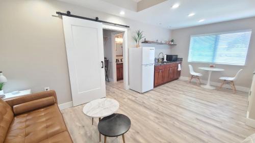 Keaau House | Air Conditioned Studio King Bed Free Laundry