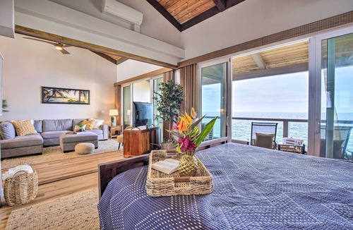 Kahaluu Bay Apartment | Airy Oceanfront Kailua-kona Gem w/Community Pool