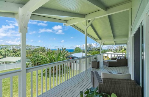 Honomu House | Akaka Falls 6BR Ocean‑View Retreat with Hot Tub