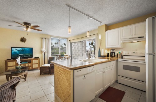 Kailua-Kona Condo | 🏖️Alii Drive Oceanfront Complex | Top-Floor Ocean View Condo | Alii Villas 324