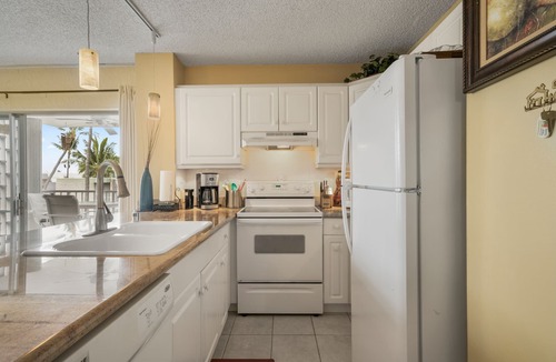 Kailua-Kona Condo | 🏖️Alii Drive Oceanfront Complex | Top-Floor Ocean View Condo | Alii Villas 324