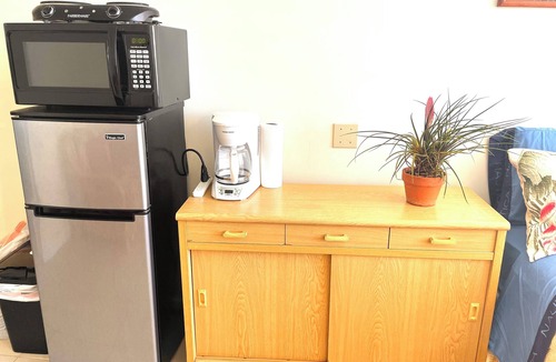 Waikiki Apartment | Aloha Experience in a Comfortable Waikiki Studio: Hotel Amenities: Pool, Hot Tub