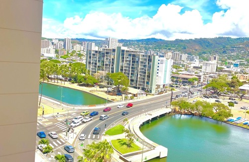 Waikiki Apartment | Aloha Experience in a Comfortable Waikiki Studio: Hotel Amenities: Pool, Hot Tub