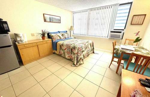Waikiki Apartment | Aloha Experience in a Comfortable Waikiki Studio: Hotel Amenities: Pool, Hot Tub