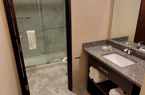 Lorain Hotel | Ariel Broadway Hotel