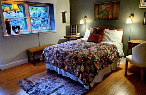 Siskiyou-Hargadine Historic District Bed & Breakfast | Ashland's Premier Eco-B&B: Dog-friendly Queen Bed Room with Separate Entrance (Rosette)