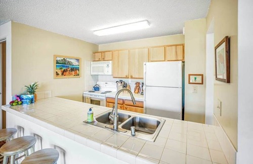 Hanamaulu Condo | August sale! Water-View 3rd-Floor Lihue Condo with Pool, Steps to Beach