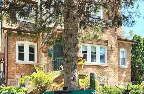 Downers Grove Apartment | Authentic America Tudor Revival Garden Apartment, separate Queen bed & Twin Sofa