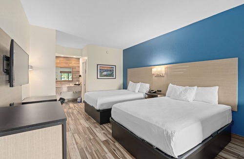 West Colonial Hotel | Baymont by Wyndham Orlando Downtown