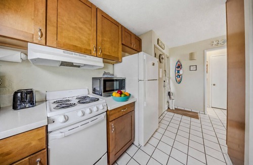 Wailua Condo | Beachfront ! 3 min Walk to Beach ! A/C ! Garden Corner Unit ! 3 Pools