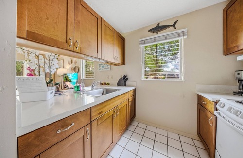 Wailua Condo | Beachfront ! 3 min Walk to Beach ! A/C ! Garden Corner Unit ! 3 Pools