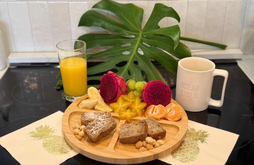 Kahana Hotel | Beachfront B&B w Free Breakfast, AC & Sunset View