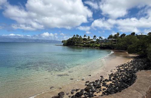 Kahana Hotel | Beachfront B&B w Free Breakfast, AC & Sunset View