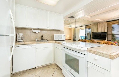 Makaha Condo | BEACHFRONT CONDO-LEGAL-GREAT VIEWS!-FREE PKG/WIFI-POOL, HOT TUB,TENNIS/PICKLE 2