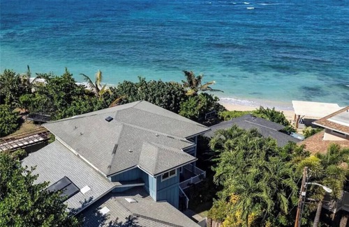 Waialua House | BEACHFRONT. Rare find in Waialua with AC and your own private beachfront lanai.