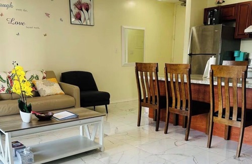 Waikiki Hotel | Beautiful 1-bedroom Wakiki Banyan Hotel, free parking/WiFi, peek of Ocean View.