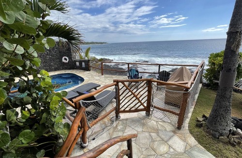 Kahaluu Bay House | 🌺Beautiful gated Private Oceanfront Home, beautiful tiled pool & Spa