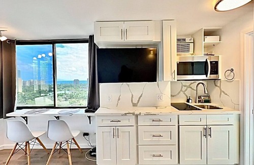 Waikiki Condo | Beautiful OCEAN & CANAL View - Renovated - Waikiki Studio