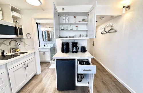 Waikiki Condo | Beautiful OCEAN & CANAL View - Renovated - Waikiki Studio