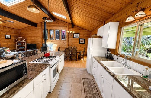 Volcano House | Beautiful Volcano Getaway With Hot Tub Near National Park