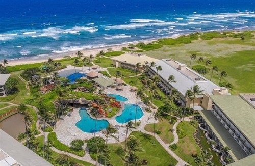 Hanamaulu Condo | BEST Ocean View on Property 2 Queen beds Beachfront Resort, restaurant's on site