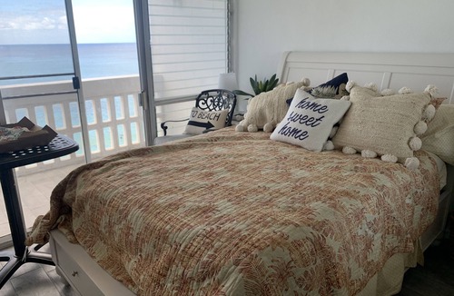 Makaha Condo | Breath taking view, ocean front! Redone unit