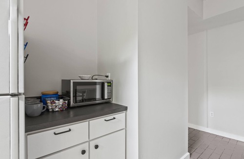 Mount Auburn Condo | Bright and Sweeping Views in OTR Treehouse