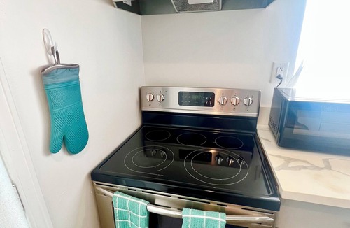 Waialua Cottage | CALL TO BOOK. AVAILABLE Beachy Hawaiian Cottage on the North Shore. 2 bed-1 bath