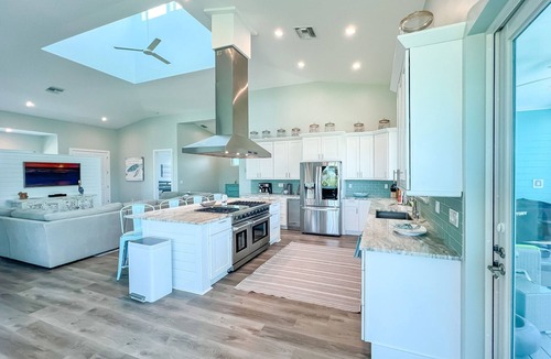 Jose's Hideaway House | Car-Free Island Escape | Pool, Spa + Golf Cart