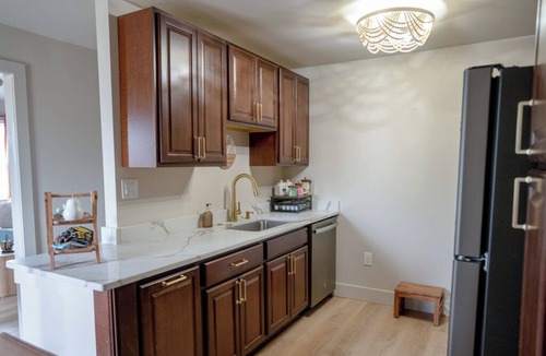 Monroe Apartment | Charming 1-bedroom apartment. Pet friendly, King Bed, Washer & Dryer