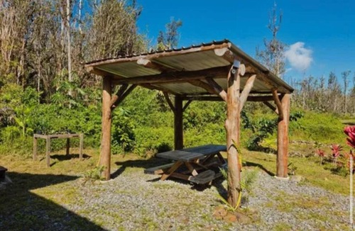Hawaiian Acres Cabin | Charming 2-bedroom off grid cabin in peaceful Hawaiian Acres getaway