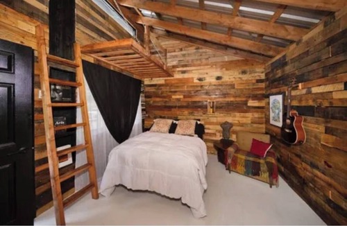 Hawaiian Acres Cabin | Charming 2-bedroom off grid cabin in peaceful Hawaiian Acres getaway