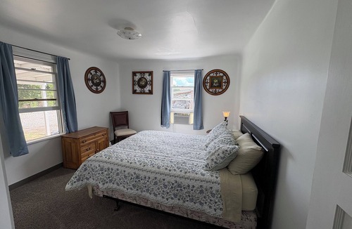 Palisade House | Charming 2-Bedroom Farmhouse in Palisades Wine Country