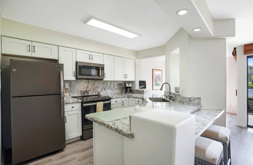 Hanamaulu Condo | Charming 2-bedroom Villa A/C, Pool, hot tub, Beach Front property, Free Parking!
