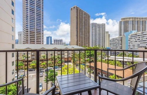 Waikiki Hotel | Charming Diamond Head Views in Waikiki