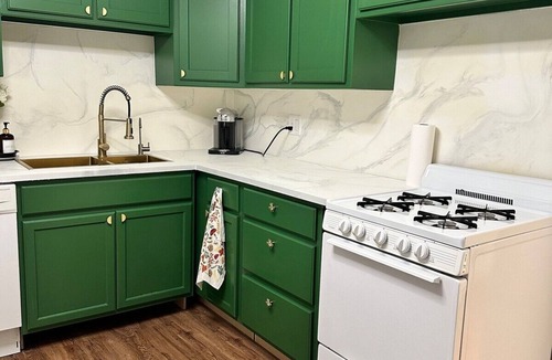 Edgewater House | Charming Edgewater Townhome | Steps to Lake Michigan & CTA | Backyard + Fire Pit