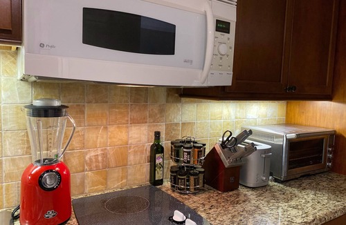Waikiki Apartment | Charming Waikiki Studio With Partial Ocean View in Boutique Hotel