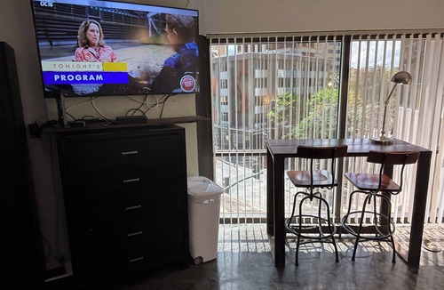 Downtown Honolulu Condo | Chic studio condo with Free Parking & AC in vibrant Downtown Honolulu