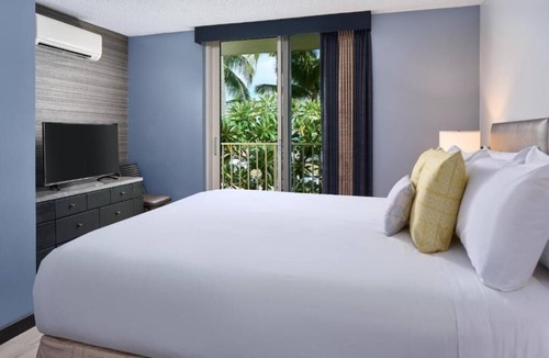 Diamond Head - Kapahulu - St. Louis Hotel | Classic 1-Bedroom Suite | Kaimana Beach Hotel | Steps to the Beach