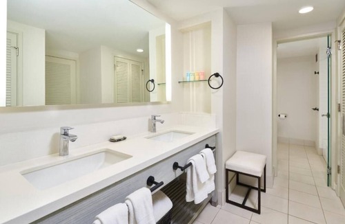 Diamond Head - Kapahulu - St. Louis Hotel | Classic 1-Bedroom Suite | Beachfront Stay with Easy Ocean Access