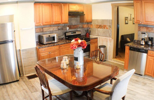 Bloomfield Apartment | Comfortable Apartment – Pittsburgh's Little Italy!